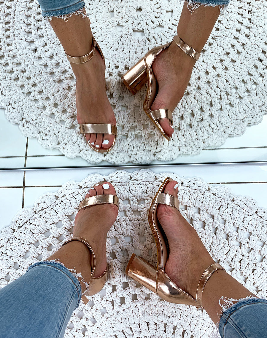 Sandales roses gold à talons carrés