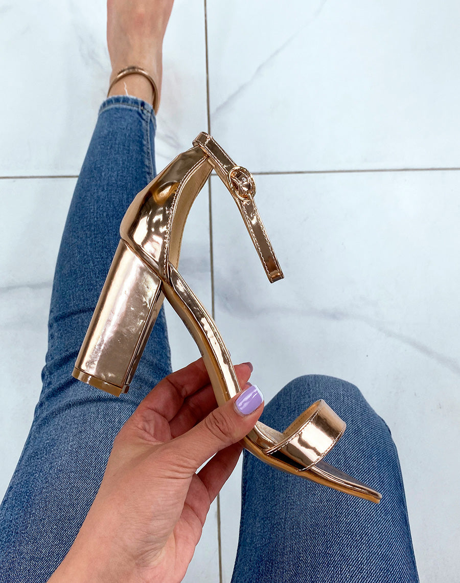 Sandales roses gold vernies à talon carré et bride plate