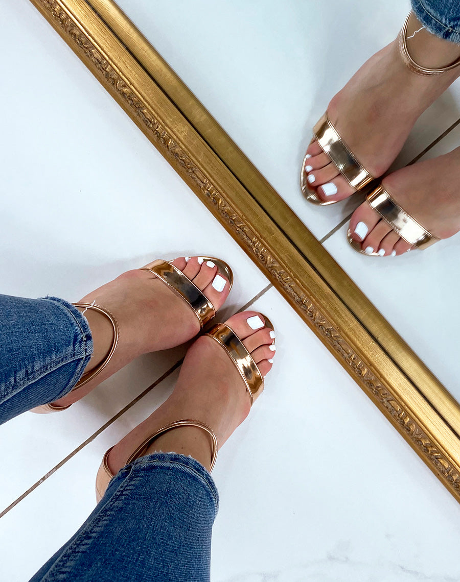 Sandales roses gold vernies à talon carré et bride plate