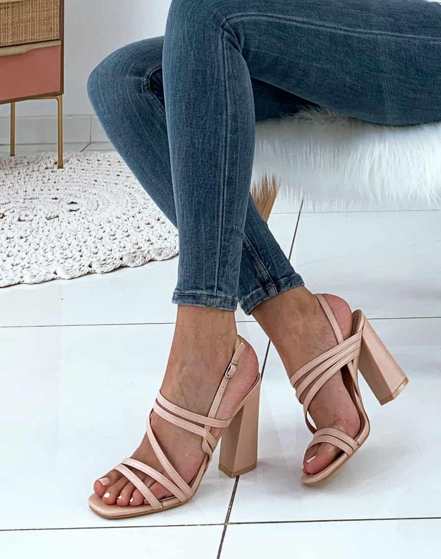 Sandales roses nude à multiples lanières et à talons carrés