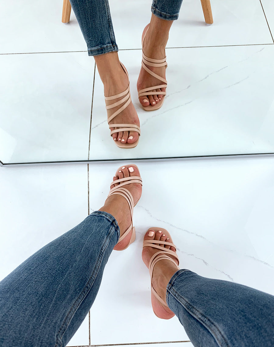 Sandales roses nude à multiples lanières et à talons carrés