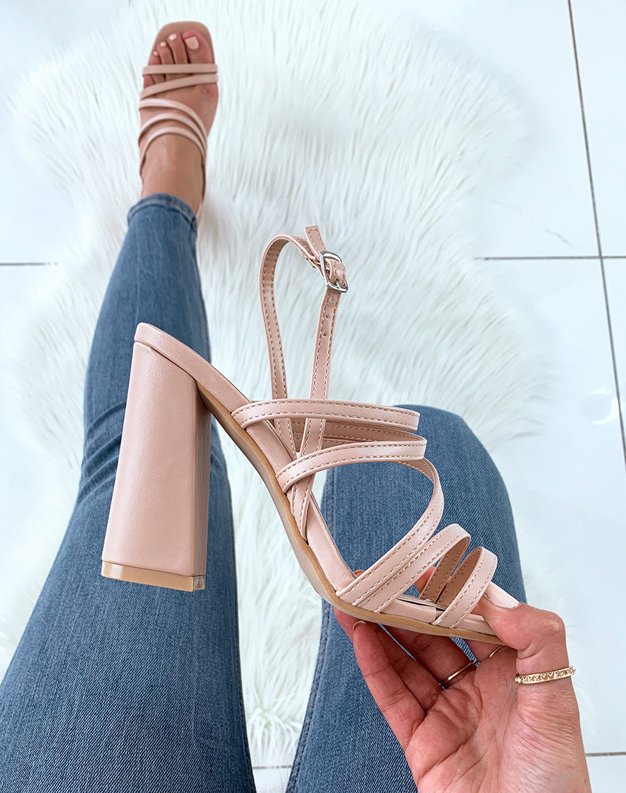 Sandales roses nude à multiples lanières et à talons carrés