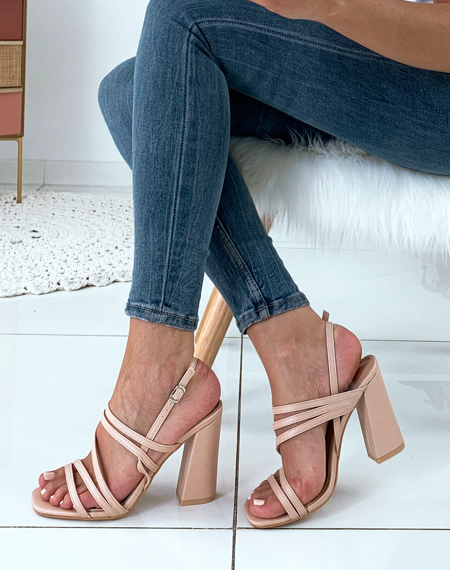 Sandales roses nude à multiples lanières et à talons carrés