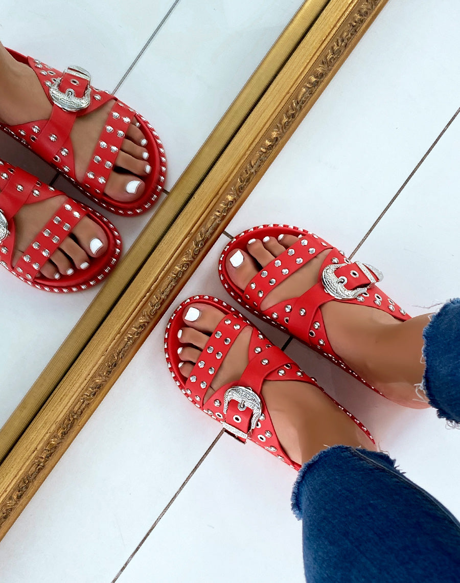 Sandales rouges cloutées à fermoir argenté