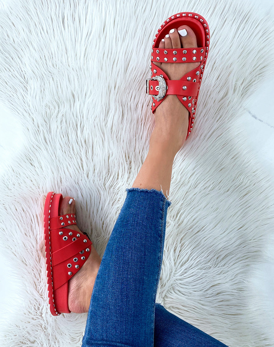 Sandales rouges cloutées à fermoir argenté