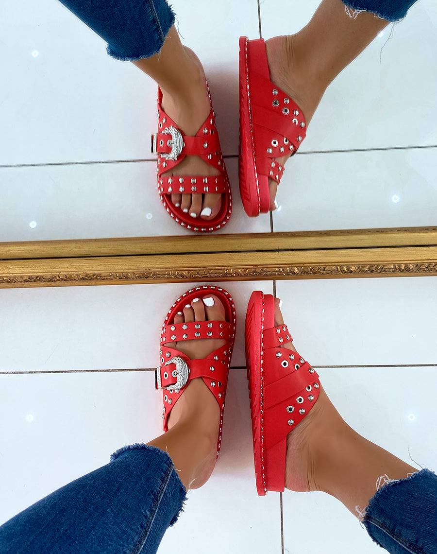 Sandales rouges cloutées à fermoir argenté