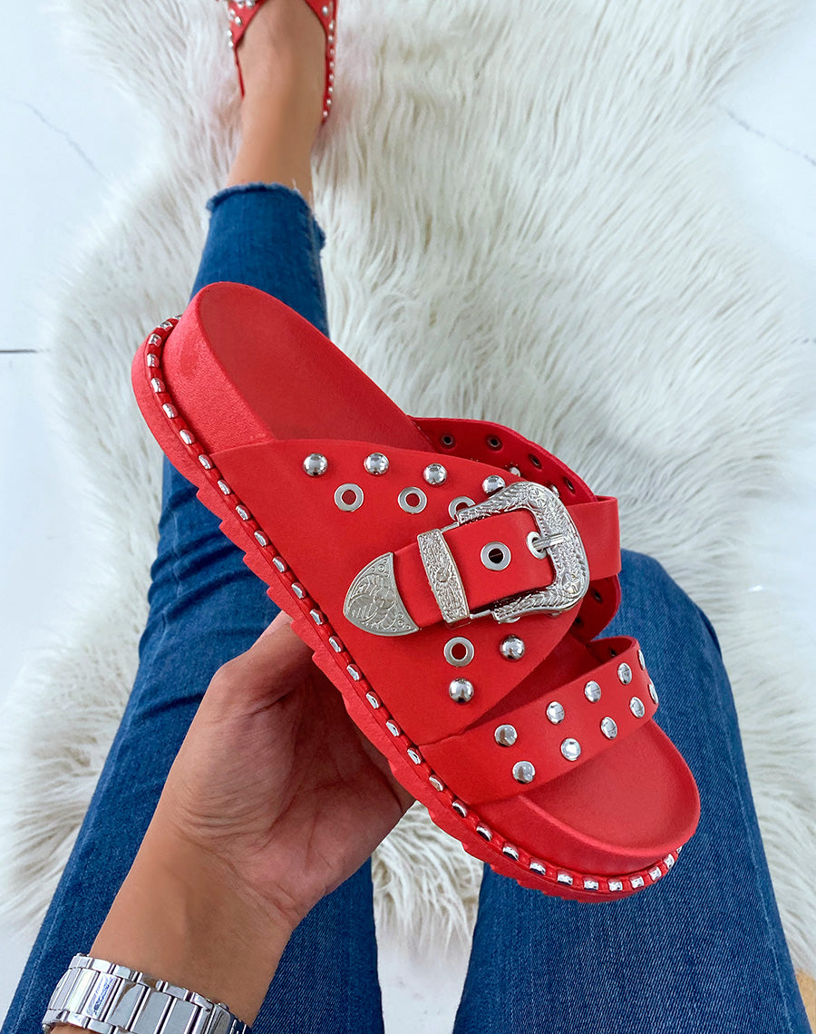 Sandales rouges cloutées à fermoir argenté