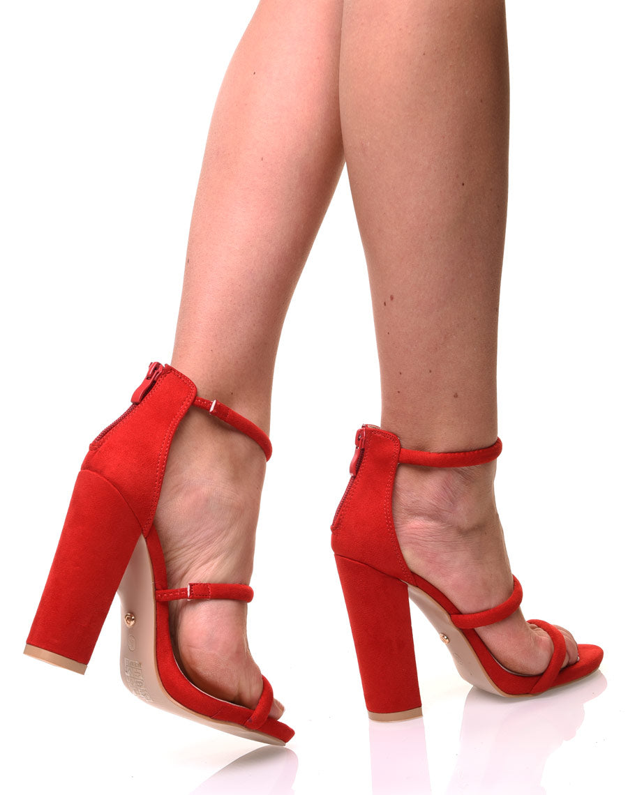 Sandales rouges en suédine et à talons épais