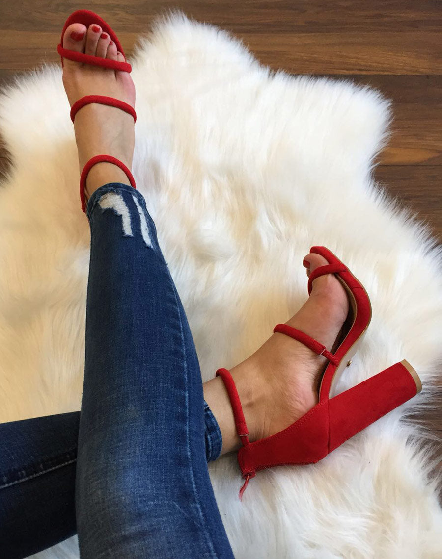 Sandales rouges en suédine et à talons épais