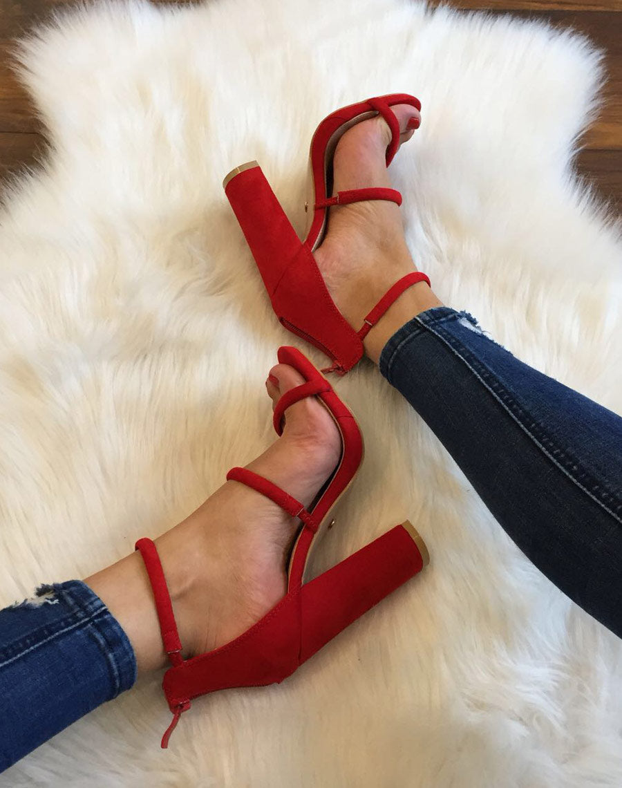 Sandales rouges en suédine et à talons épais