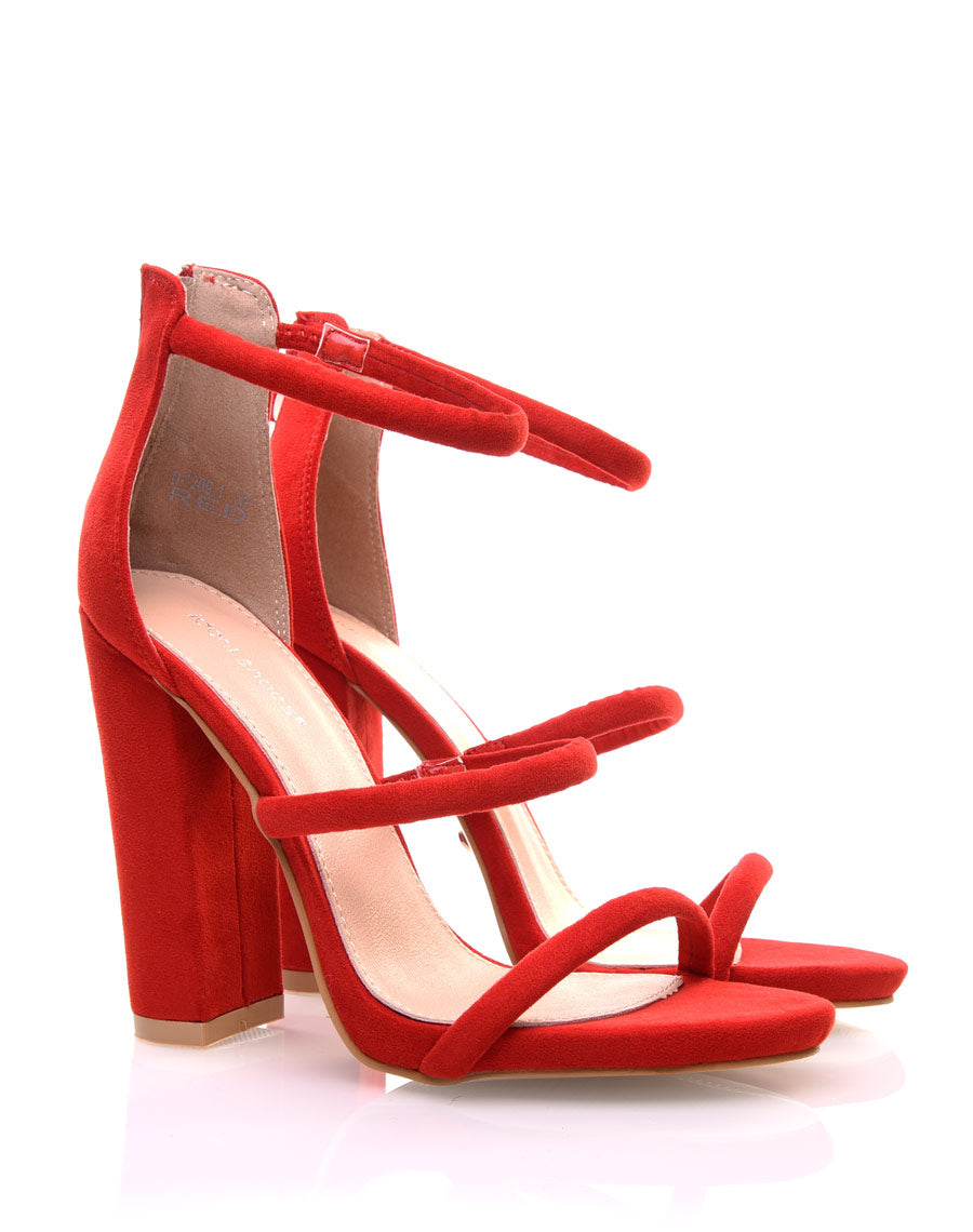 Sandales rouges en suédine et à talons épais