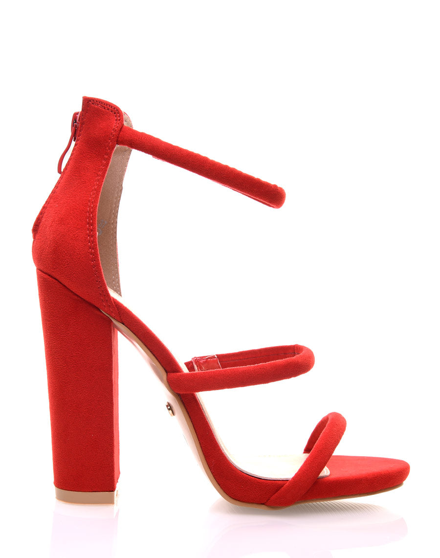 Sandales rouges en suédine et à talons épais