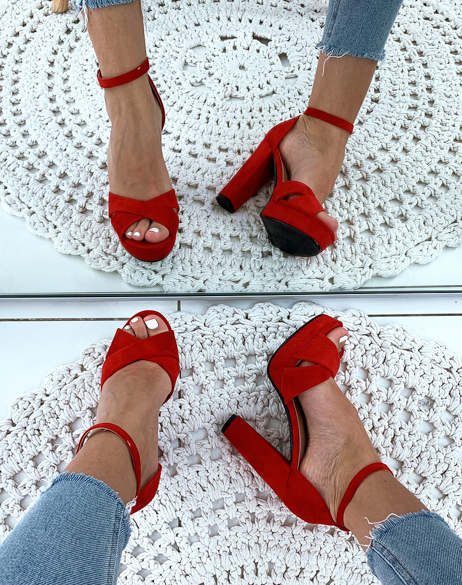 Sandales rouges en suédine à talon carré et à plateforme