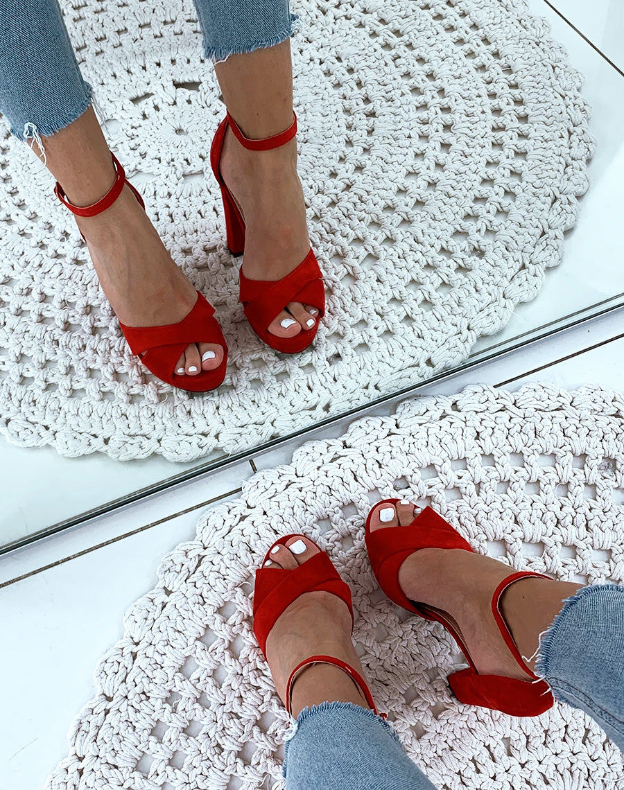 Sandales rouges en suédine à talon carré et à plateforme