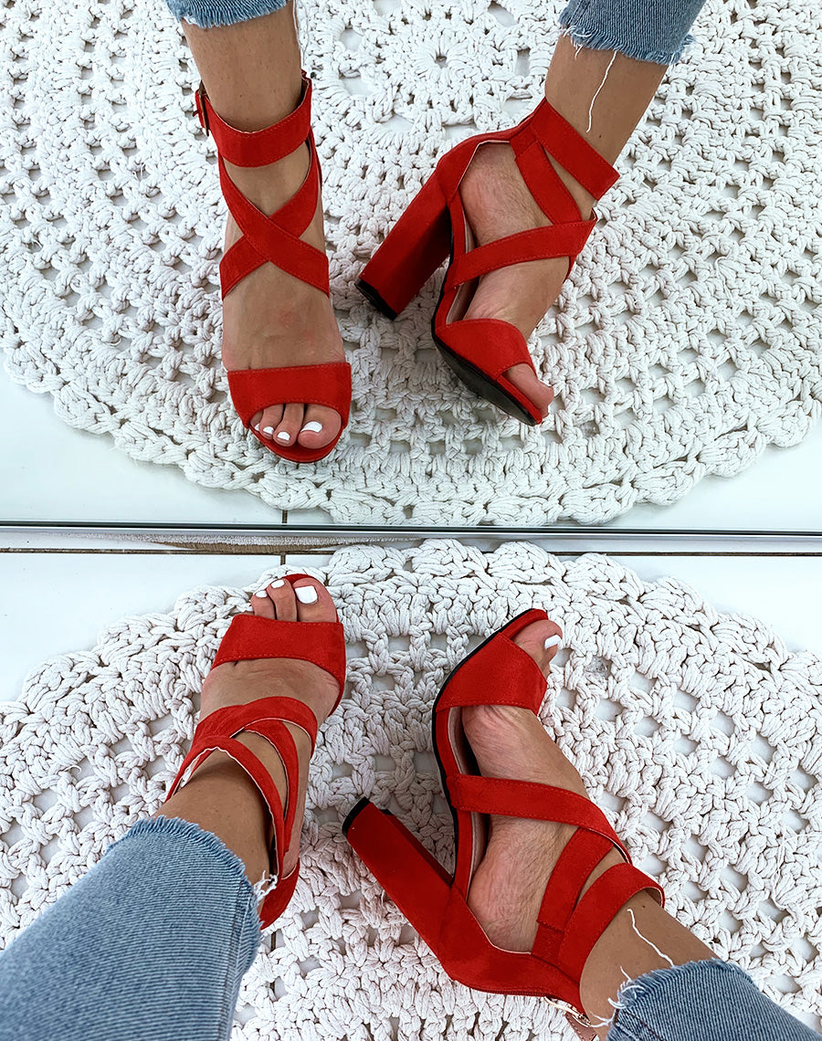 Sandales rouges à talon carré en suédine
