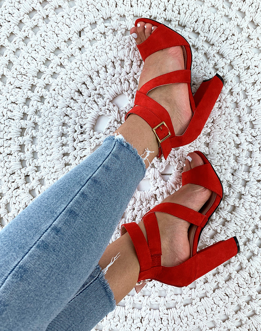 Sandales rouges à talon carré en suédine