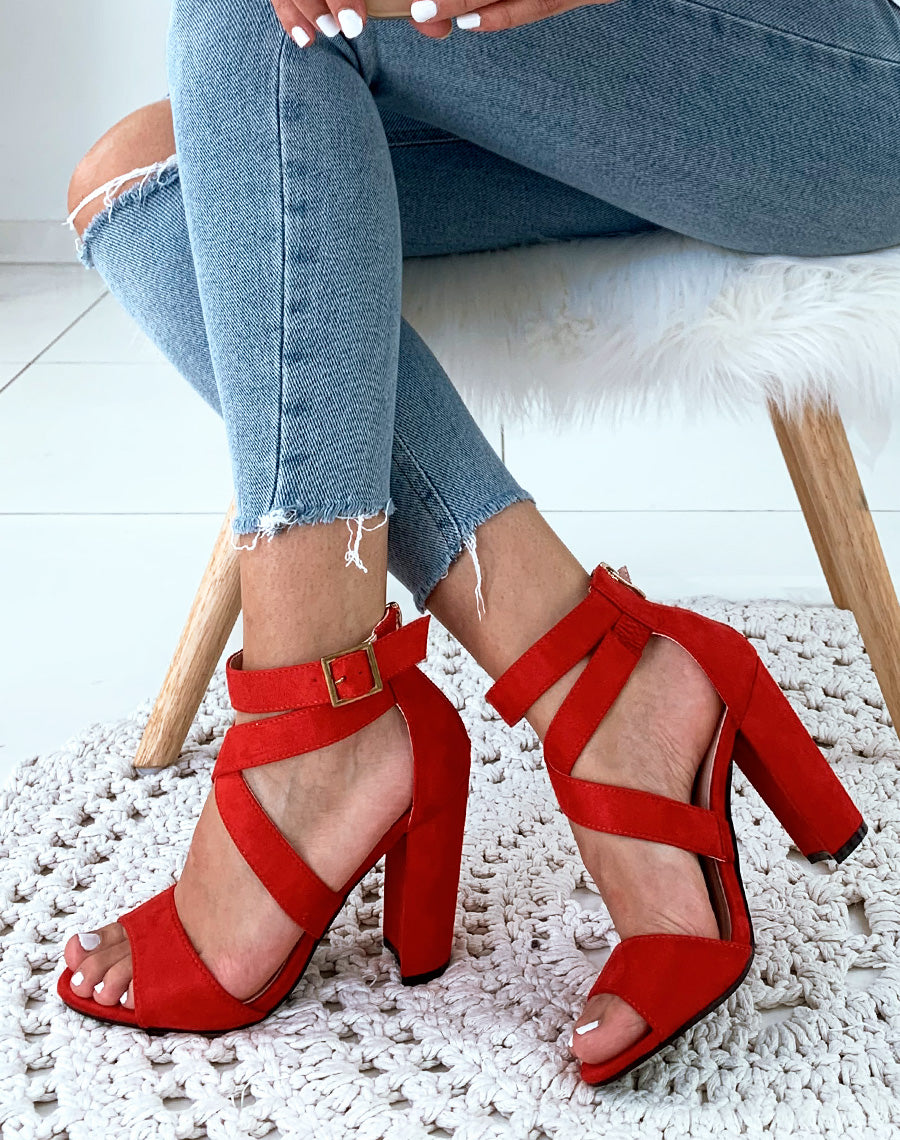 Sandales rouges à talon carré en suédine