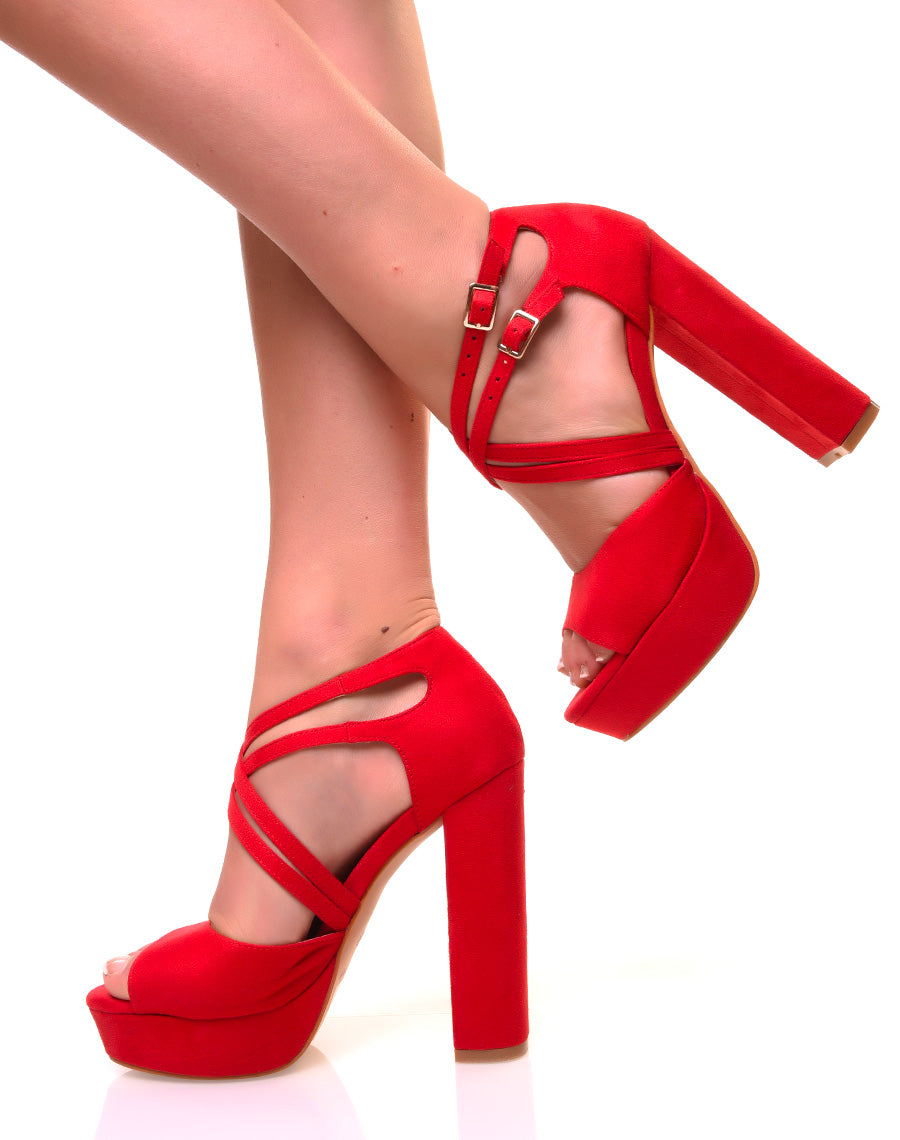 Sandales rouges à talons carrés et multiples lanières