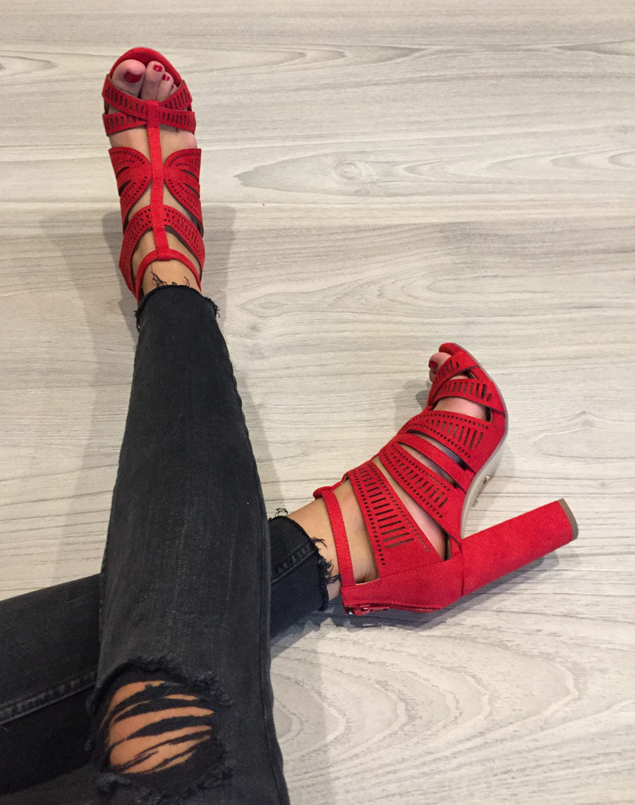 Sandales rouges à talons & détails multiples
