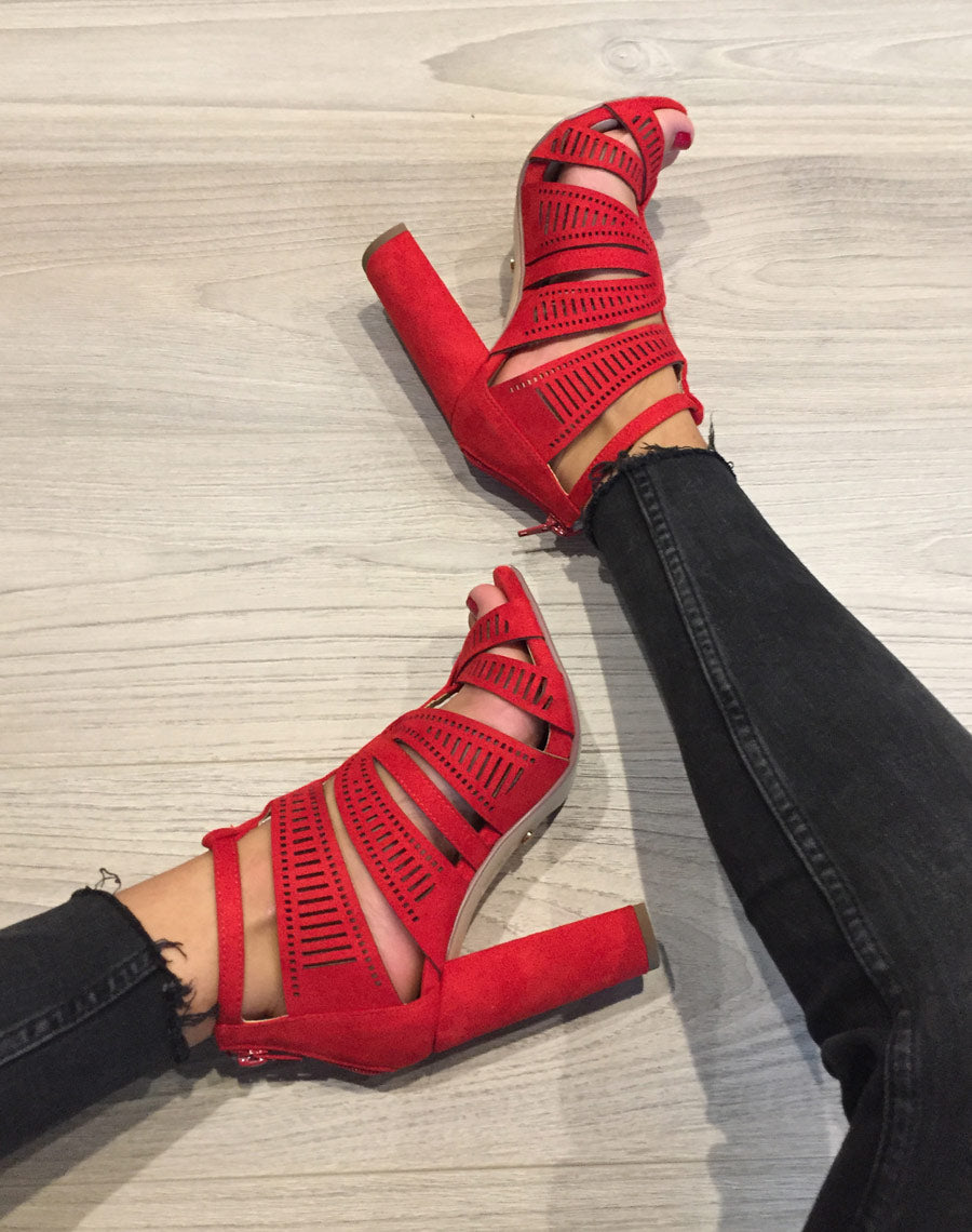 Sandales rouges à talons & détails multiples