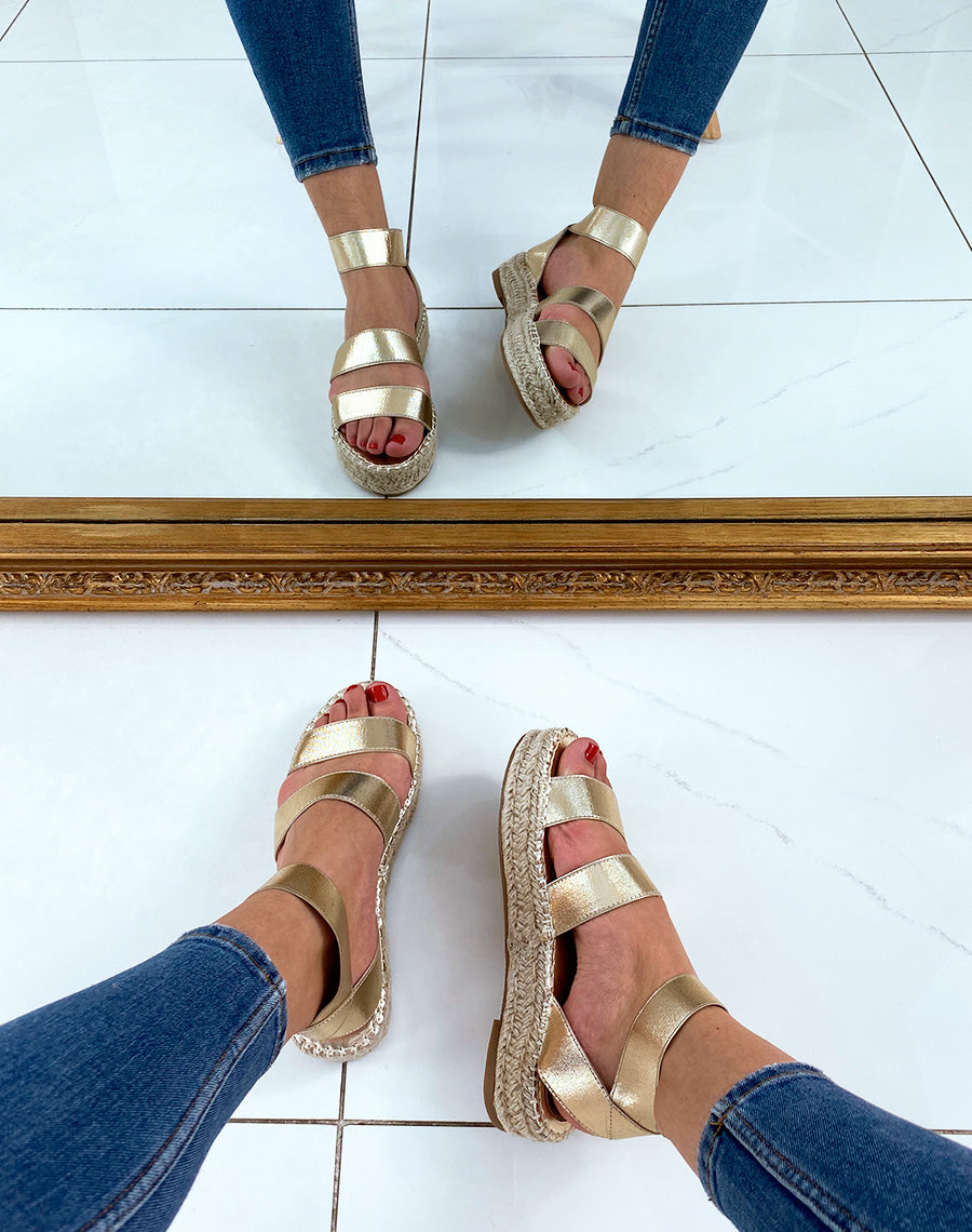 Sandales à semelles compensées et à multiples brides dorés