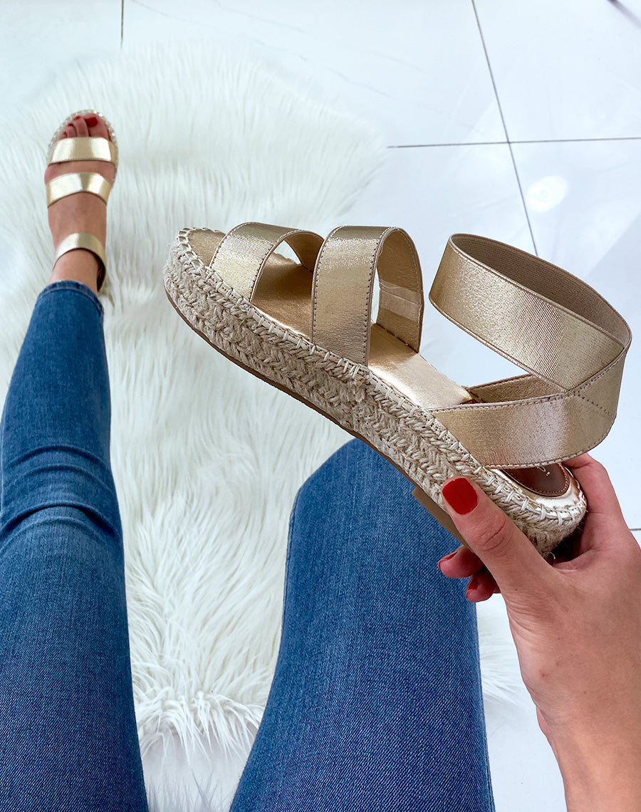 Sandales à semelles compensées et à multiples brides dorés