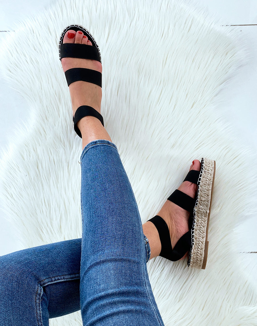 Sandales à semelles compensées et à multiples brides noires