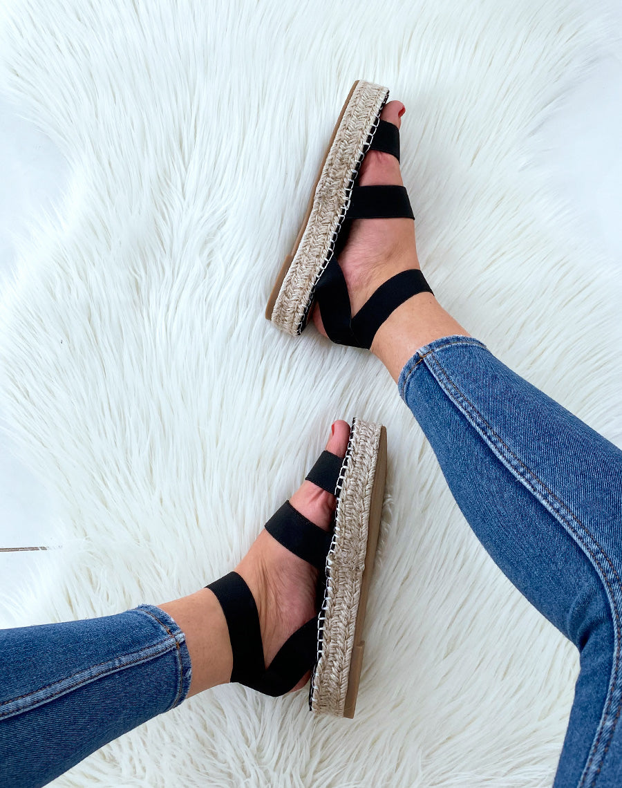 Sandales à semelles compensées et à multiples brides noires