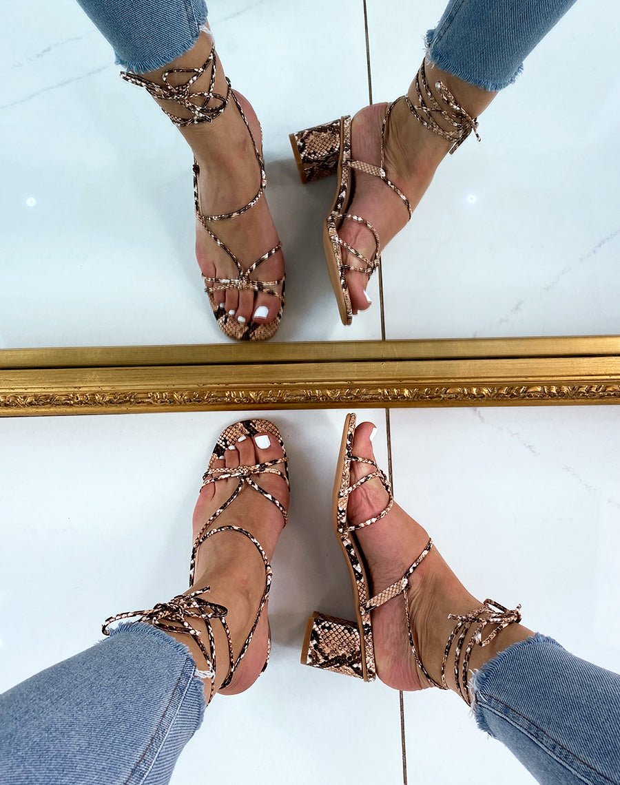 Sandales snake à petit talon et multiples lanières