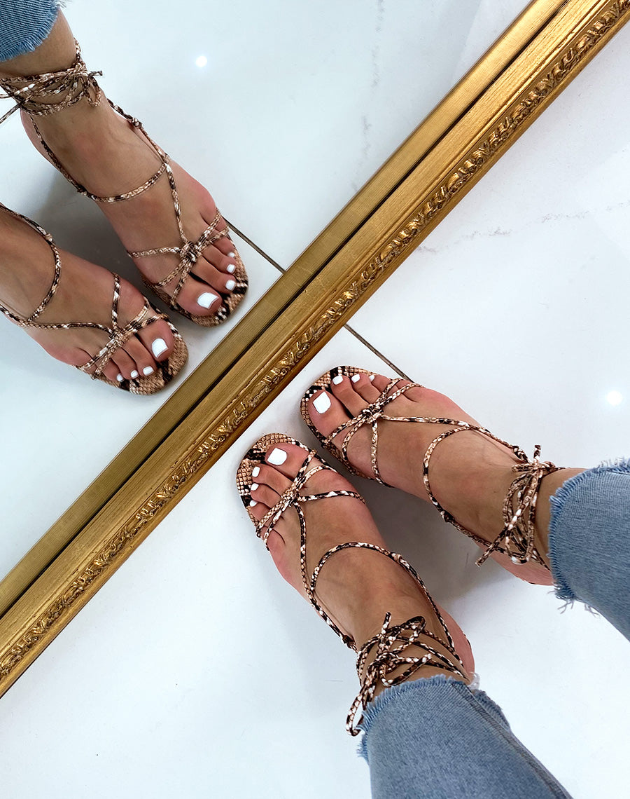 Sandales snake à petit talon et multiples lanières
