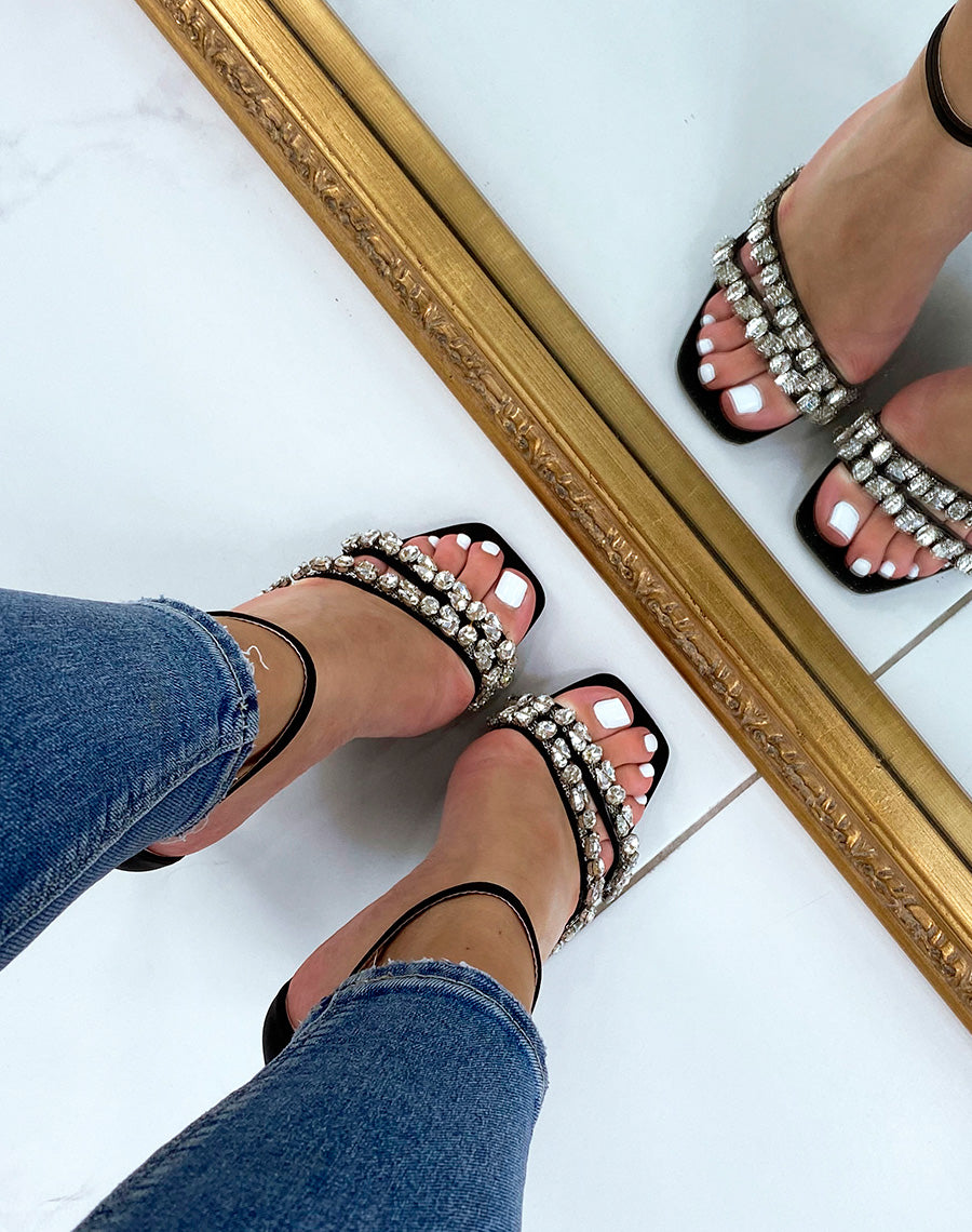 Sandales à talon aiguille noires à double brides à strass