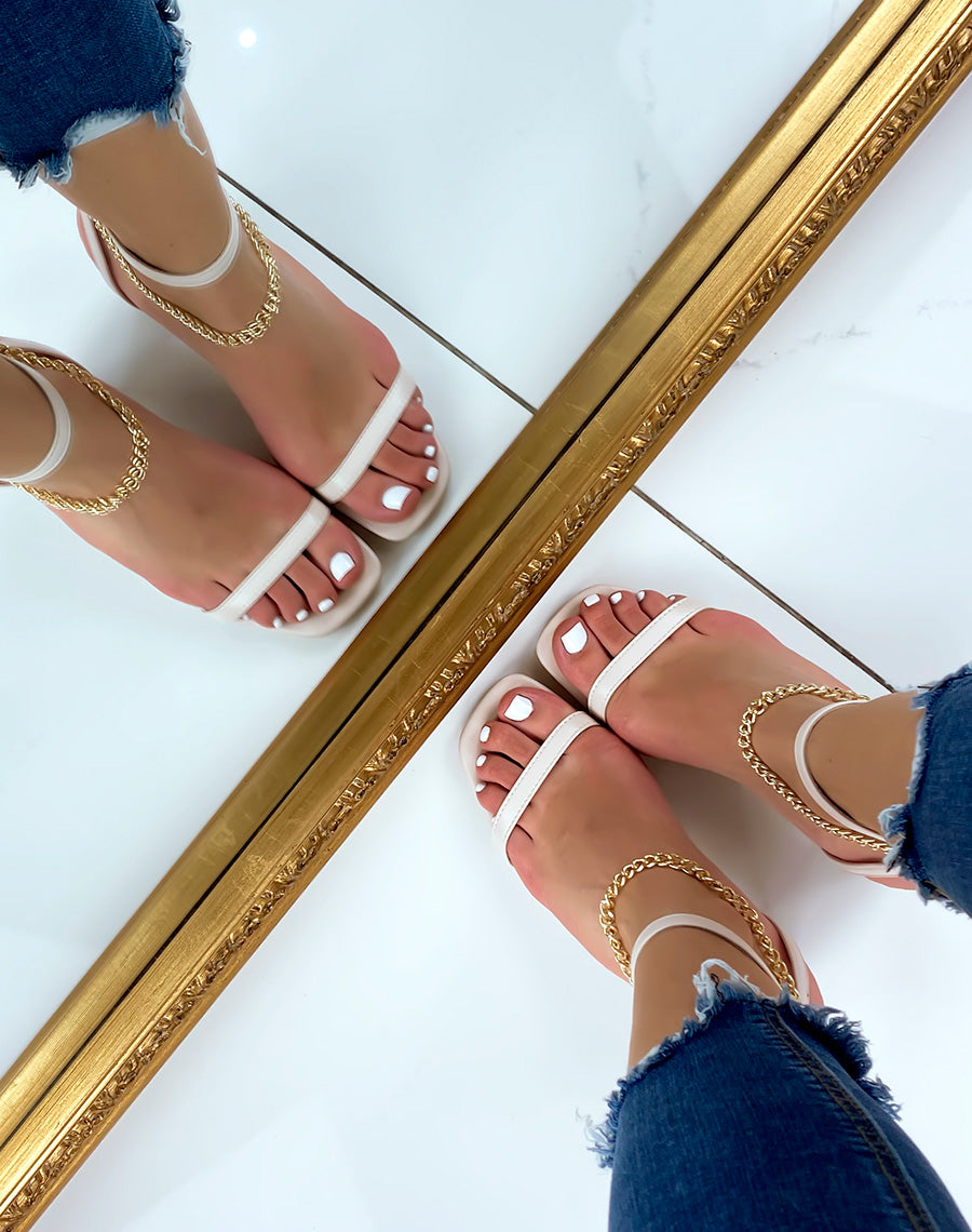 Sandales à talon beige à chaîne doré