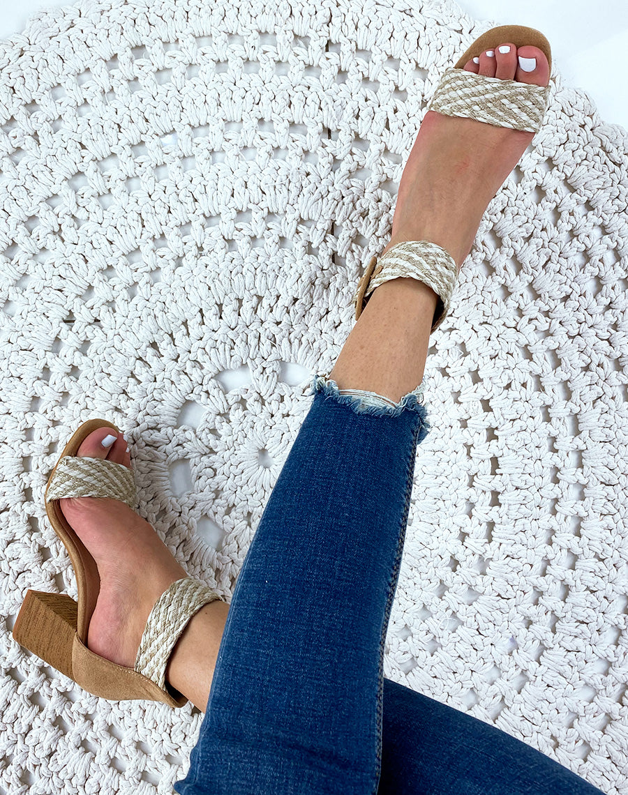 Sandales à talon beige en suédine