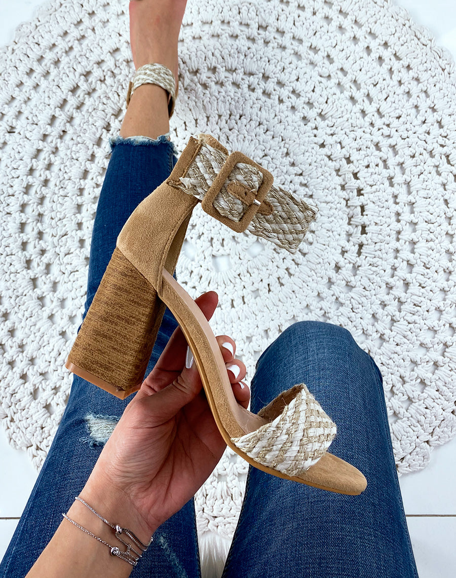 Sandales à talon beige en suédine