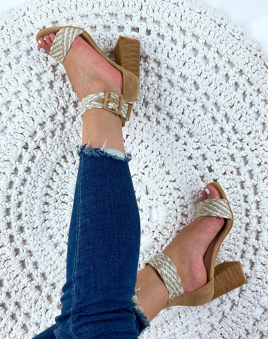 Sandales à talon beige en suédine