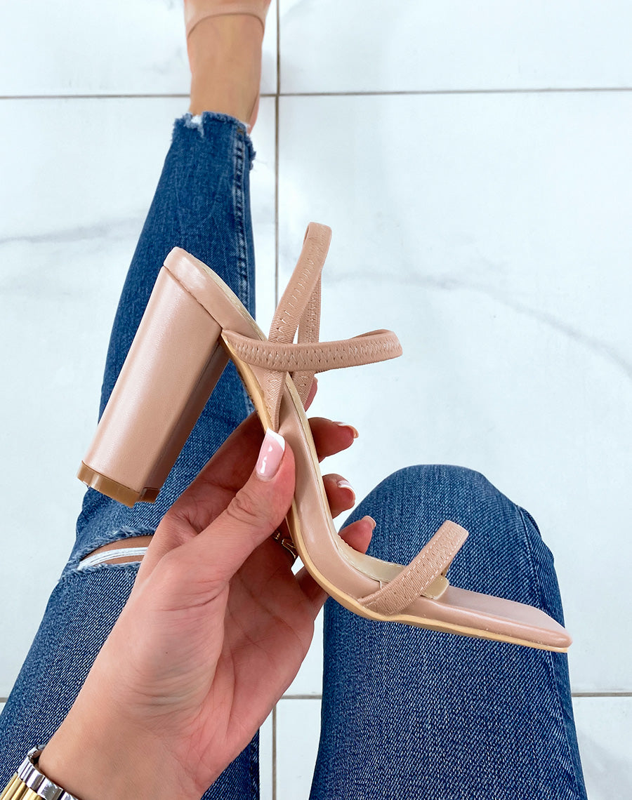 Sandales à talon beige et à bride