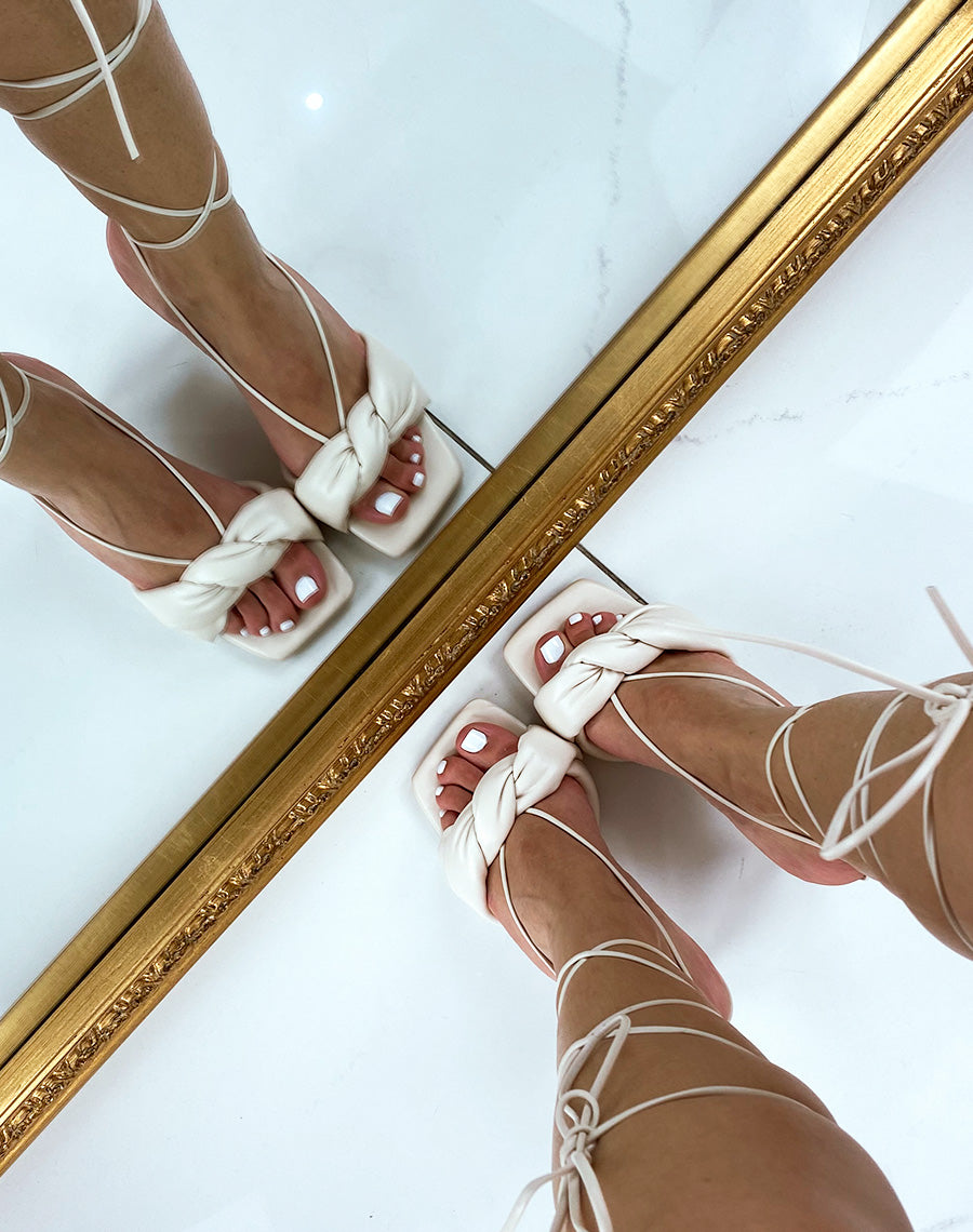 Sandales à talon beige à lacet montant et bride torsadée