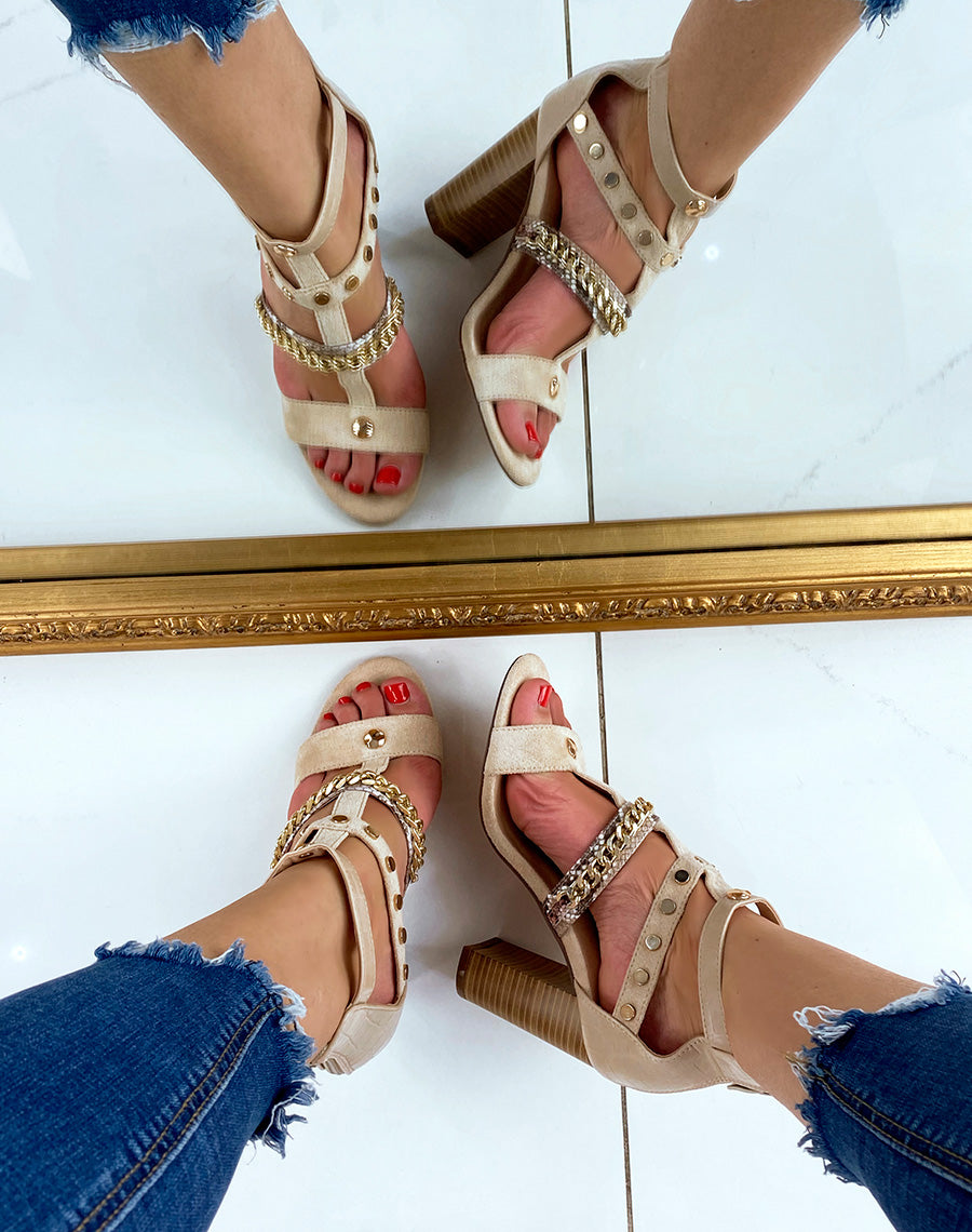Sandales à talon beige à multiples lanières aux détails dorés et animaliers