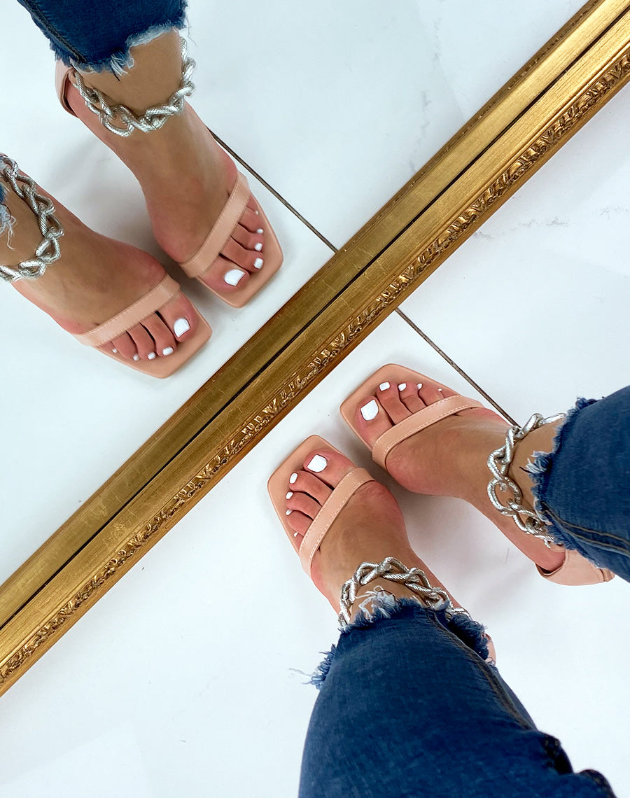 Sandales à talon beige poudré à chaine argentée