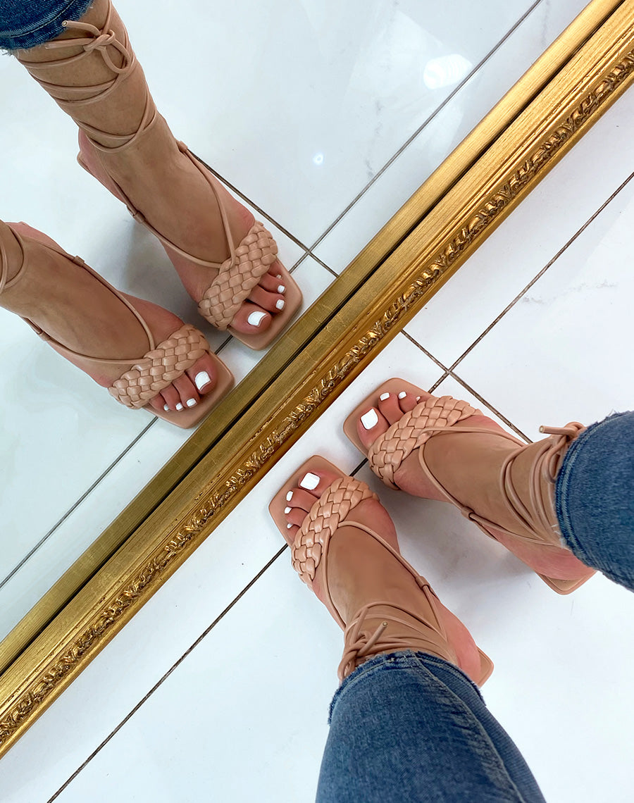 Sandales à talon beiges à bride tressé et longues lanières