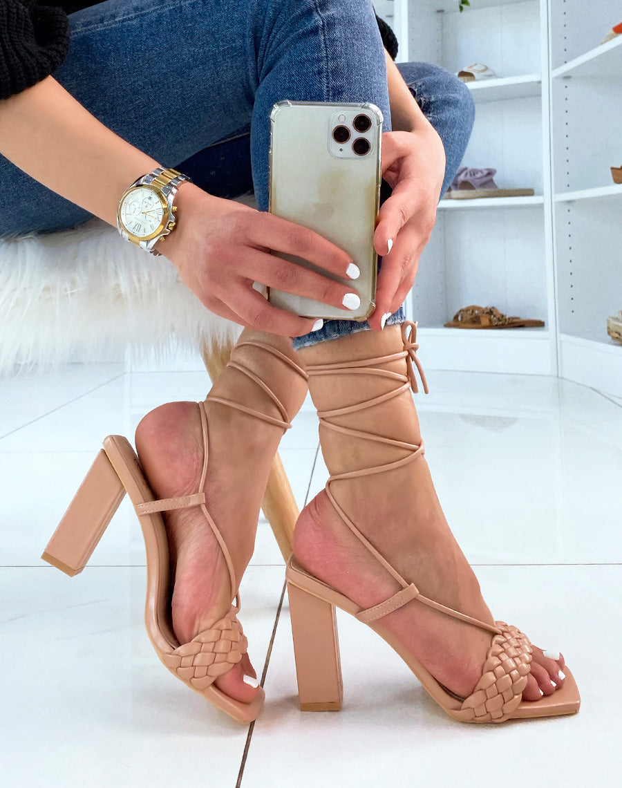 Sandales à talon beiges à bride tressé et longues lanières