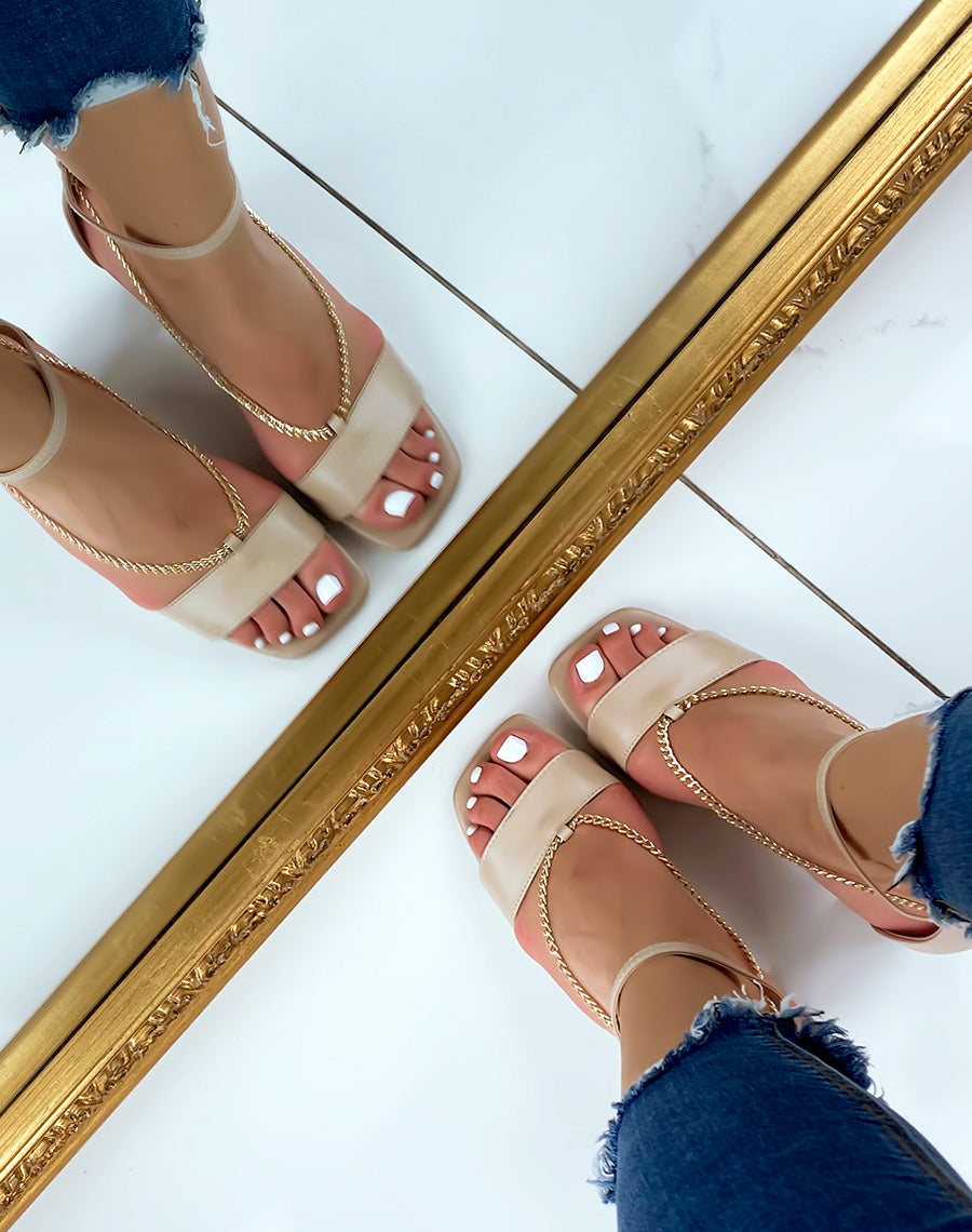 Sandales à talon beiges à chaînes tombantes