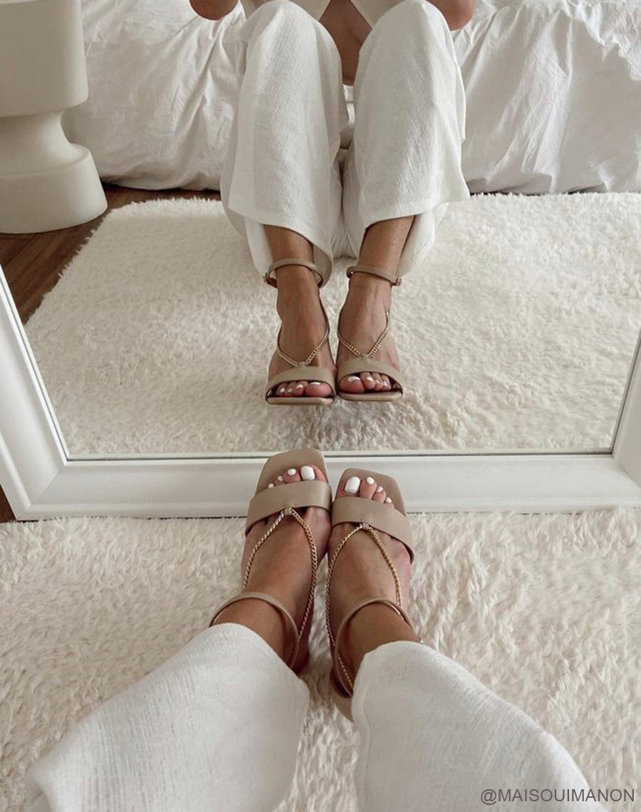 Sandales à talon beiges à chaînes tombantes