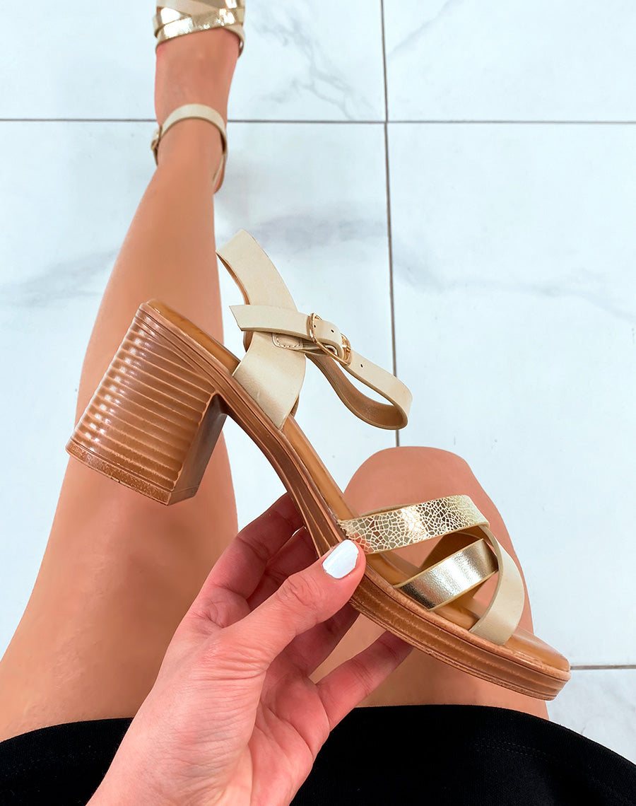 Sandales à talon beiges et dorées à plusieurs brides entrecroisées
