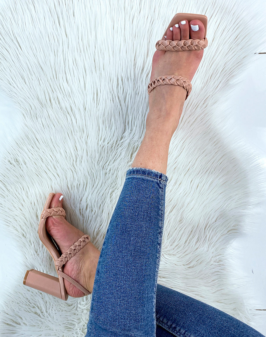 Sandales à talon beiges à multiples brides tressées