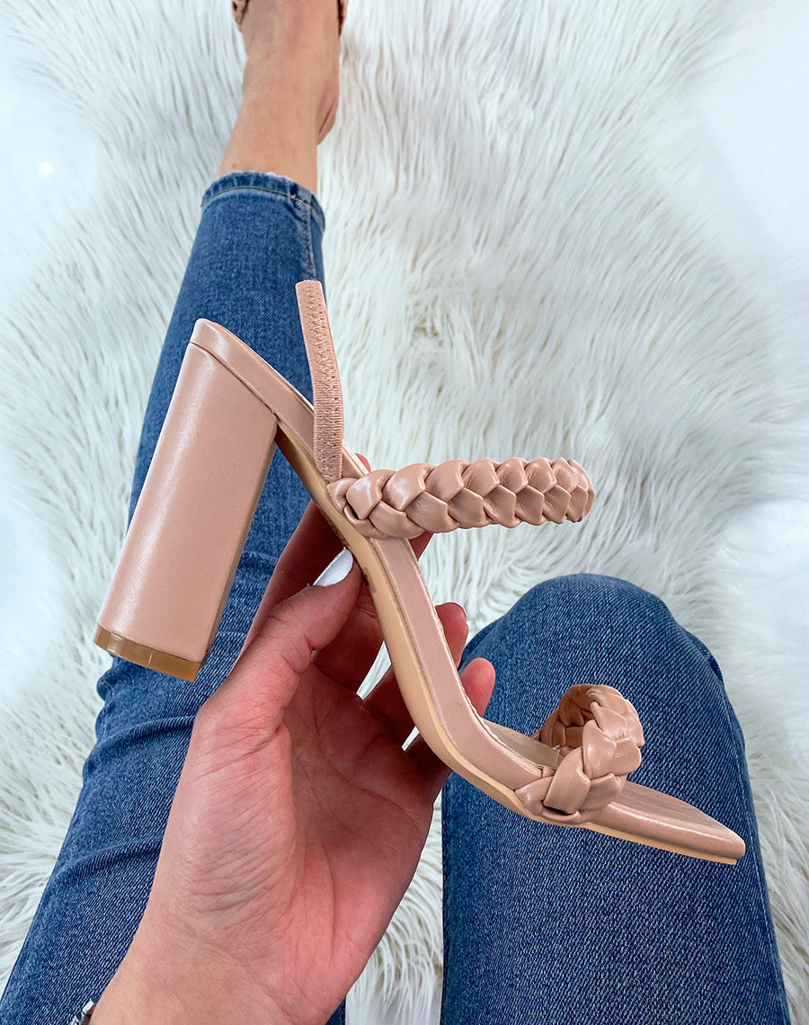 Sandales à talon beiges à multiples brides tressées