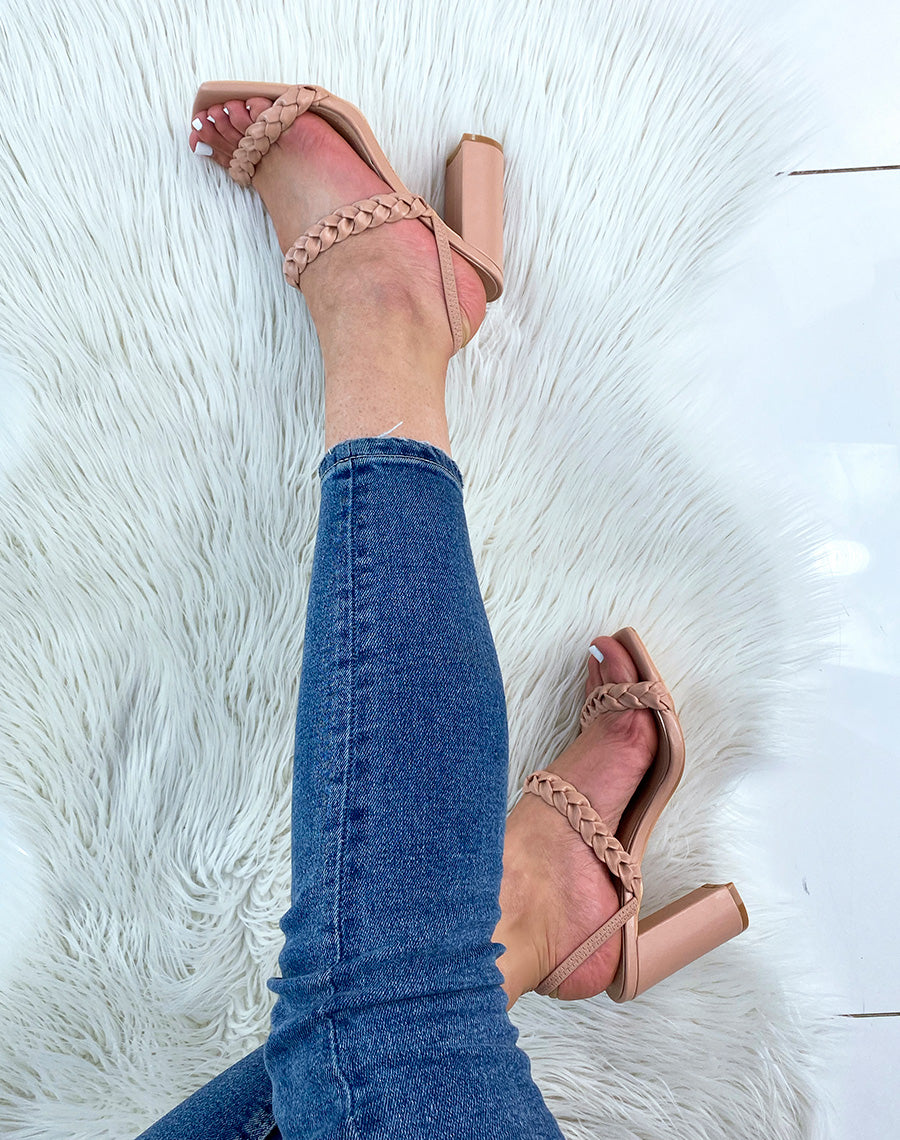 Sandales à talon beiges à multiples brides tressées