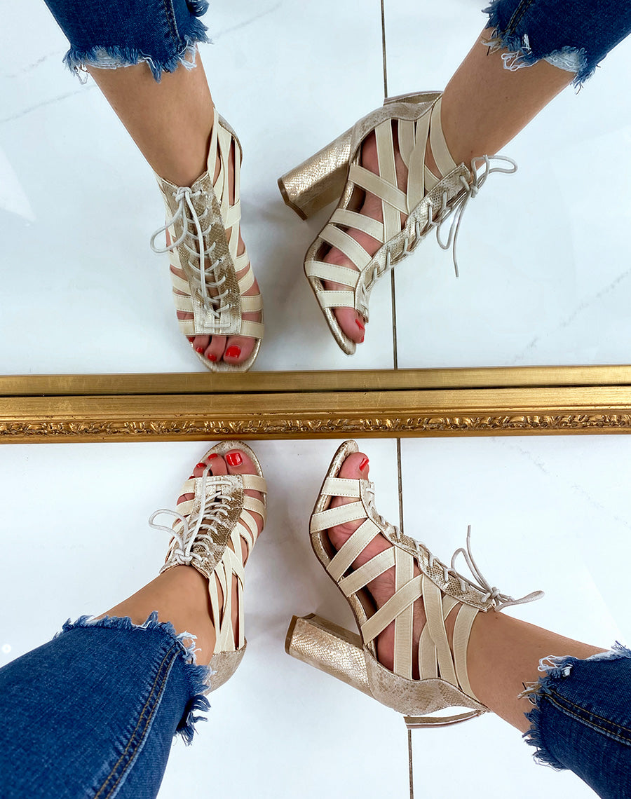 Sandales à talon beiges à multiples lanières et lacets