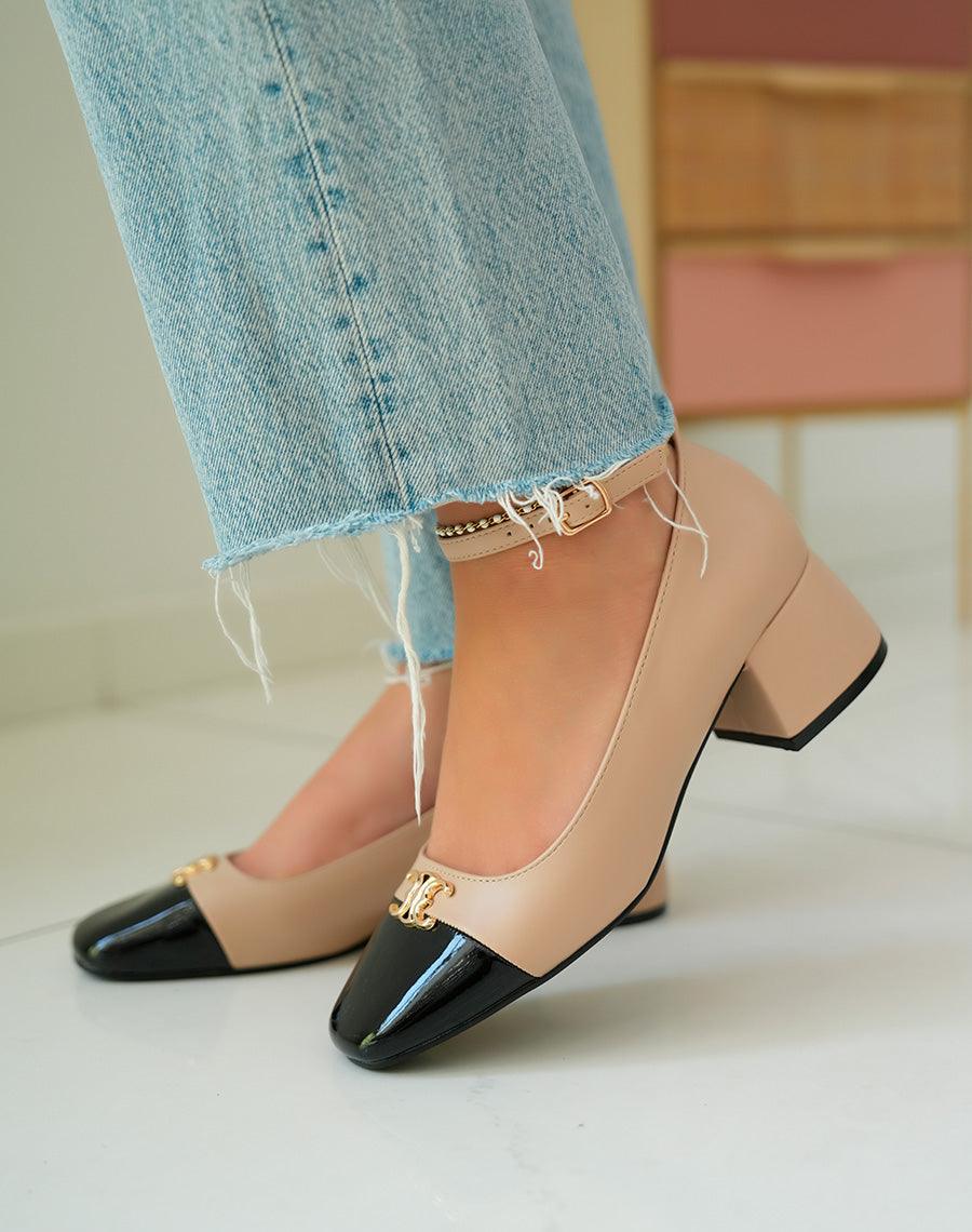 Sandales à talon beiges raffinées avec bijou doré et bout verni noir