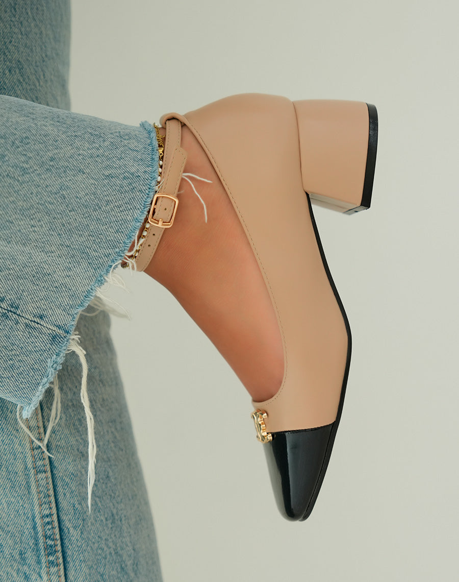 Sandales à talon beiges raffinées avec bijou doré et bout verni noir